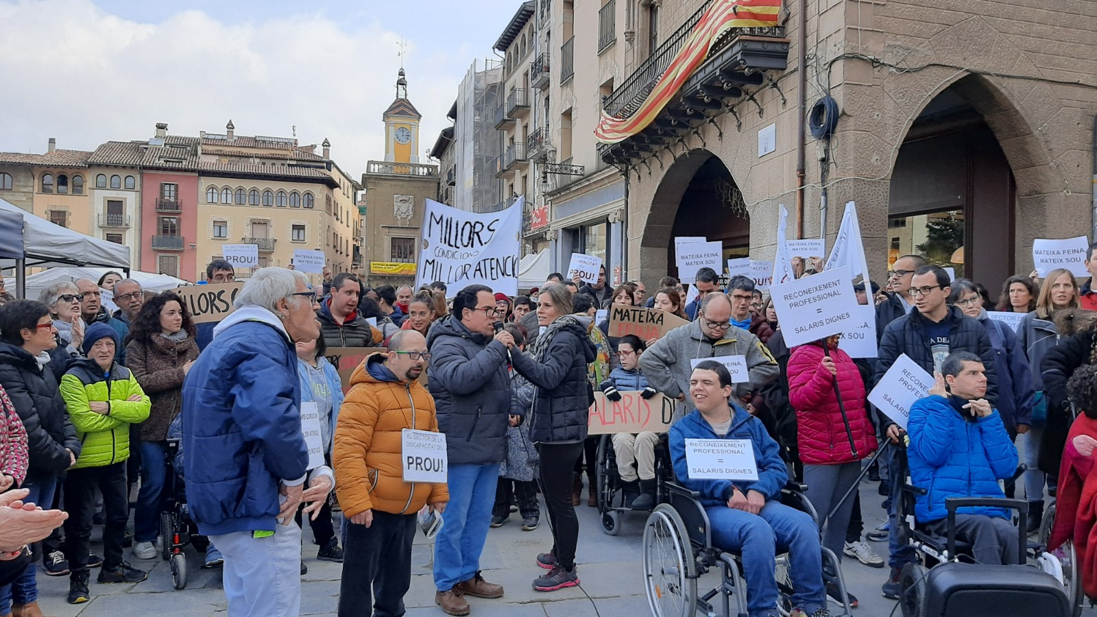 Unes 150 persones es concentren a la plaça Major de Vic per reclamar un millor finançament del sector de la discapacitat