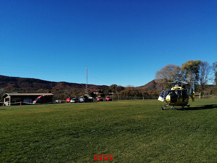 Els equips d'emergència han localitzat sense vida un home de 42 anys que es buscava des de divendres a Rupit i Pruit (Osona), segons han informat els Bombers en un comunicat. La troballa s'ha fet poc abans del migdia d'aquest diumenge. L'home va sortir a fer una travessa pels voltants del castell de Rupit i no va tornar. Havien trobat el seu cotxe aparcat al barri antic del municipi. Les tasques de recerca, coordinades pels Bombers, es van iniciar ràpidament per les zones on podria haver passat i durant tot dissabte es van establir diferents sectors de recerca, sense resultats. Aquest diumenge s'ha reiniciat la recerca amb la llum del dia entre Rupit i Tavertet. Hi han participat fins a 13 dotacions, tant efectius GRAE com un helicòpter.  Un dels grups mixtes de treball ha localitzat el cos sense vida de l'home en un corriol a baix d'una cinglera, a l'est del salt de Sallent, en un lloc de difícil accés. Fins al lloc s'hi ha desplaçat l'helicòpter amb efectius dels GRAE i els Mossos d'Esquadra, que conjuntament han fet l'extracció del cos.  En el dispositiu de recerca hi ha treballat efectius dels Bombers de la Generalitat entre els quals l’helicòpter de rescat amb efectius dels GRAE, (Grup d’Actuacions Especials), la unitat canina del GRCR (Grup Caní de Recerca), efectius dels EPAF (Equip de Prevenció Activa Forestal), i del GROS (Grup Operatiu de Suport). A més, s’ha ubicat una Unitat de Comandament al camp de futbol, on s’hi ha instal·lat el Centre de Comandament dels Bombers. El dispositiu també ha comptat amb la participació dels Mossos, que hi han desplaçat patrulles de seguretat ciutadana, helicòpter, efectius de la Unitat d’Intervenció de Muntanya i de la unitat canina, i de persones voluntàries. S’hi ha desplaçat també una unitat del Sistema d’Emergències Mèdiques (SEM) amb suport psicològic.