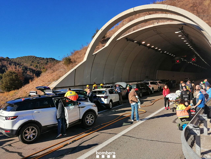 Col·lisió múltiple d’una desena de vehicles al túnel de Puig-Reig amb diversos ferits però cap de greu