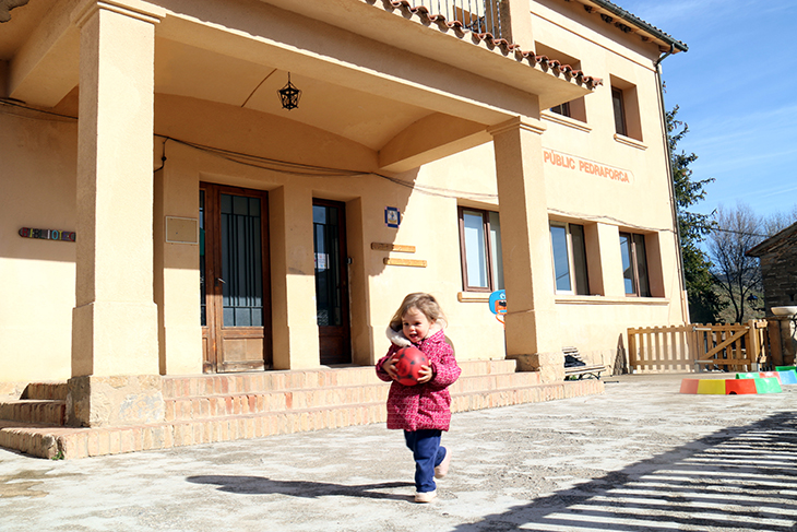 Saldes recupera l'escola després de catorze anys tancada: "El que volem els que vivim aquí és que el poble no mori"