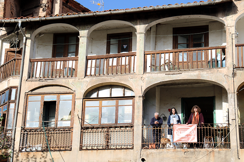 Un projecte cooperatiu busca recuperar la vida d'un edifici abandonat i revitalitzar el barri antic de Berga