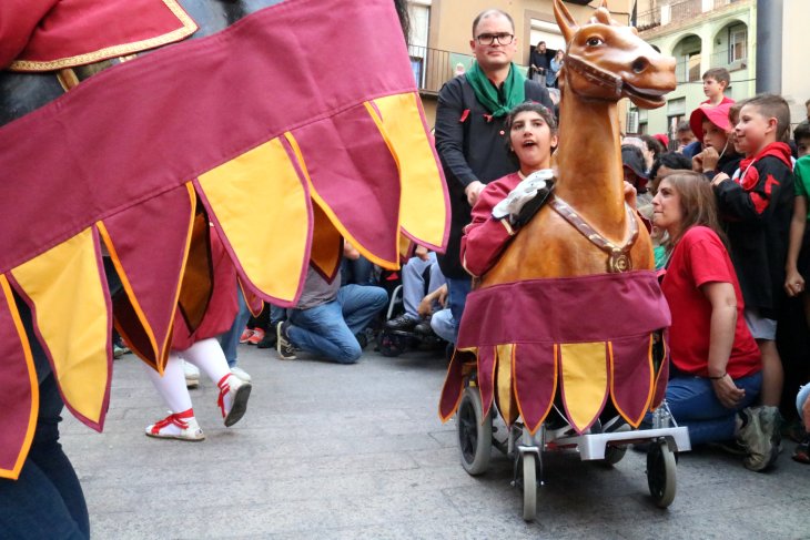 La versió més accessible de la Patum dona el tret de sortida a la festa: "També tenim dret a saltar"
