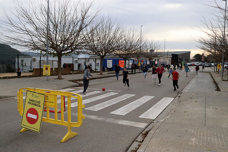 Famílies i alumnes de Navàs exigeixen un nou institut després de 13 anys en barracons: "No podem fer classe així"