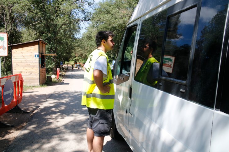 Una visitant al pantà de Sau el primer dia de la regulació de vehicles: "Em sembla bé si és per protegir l'entorn"