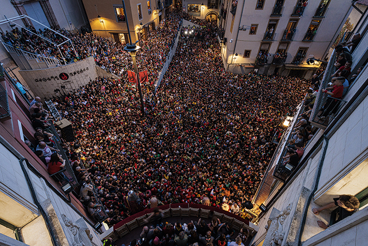 Milers de persones omplen la plaça de Sant Pere de Berga per saltar la primera Patum Completa