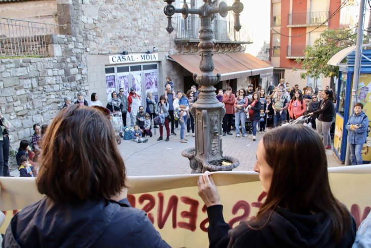 Un centenar de persones es manifesta a Moià per exigir una "solució immediata" a la manca de pediatre al CAP