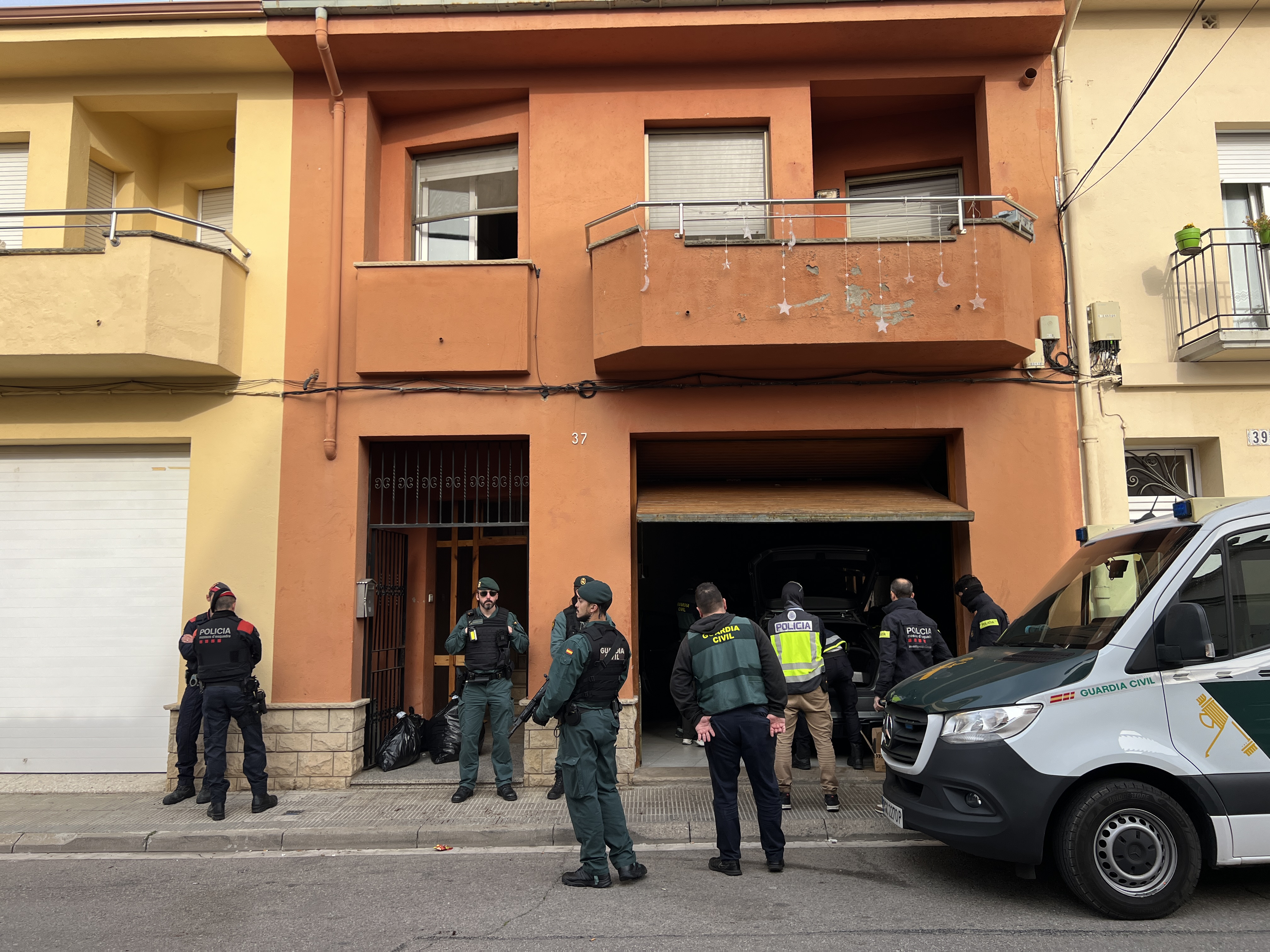Dispositiu policial en marxa a Osona contra un grup investigat per més de 1.000 estafes bancàries a tot l'Estat