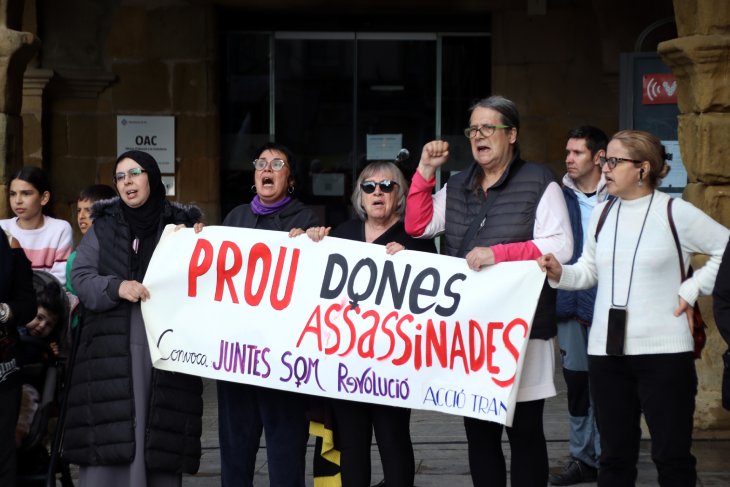 Minut de silenci a Vic per rebutjar la mort d'una veïna presumptament a mans de la seva parella