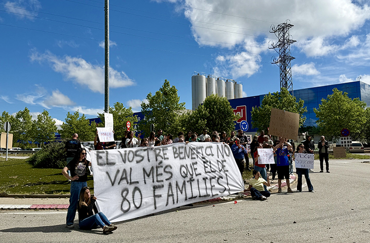 Una cinquantena de treballadors de Pascual a Gurb tallen la rotonda d'accés a la C-17 durant la vaga