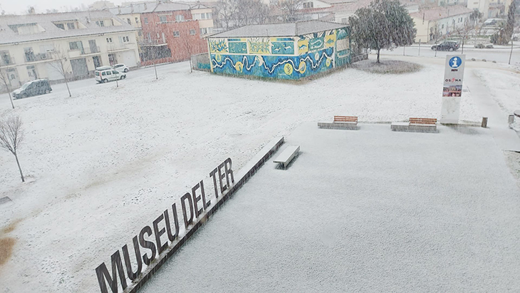 Una calamarsada emblanquina el nord d'Osona en punts com Torelló, Manlleu i Sant Pere de Torelló