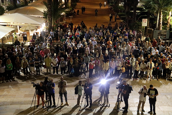 Unes 700 persones fan un minut de silenci a Lloret de Mar en record a les víctimes de l'accident a Turquia