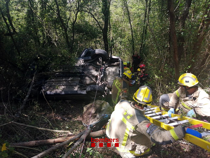 Tres ferits en estimbar-se amb el cotxe en una pista forestal de Sant Joan les Fonts, a la Garrotxa