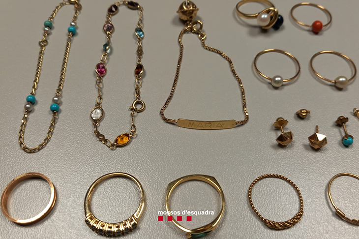 Els detenen per intercanviar-se joies a Girona i descobreixen que havien robat a casa d'una dona que estava de vacances