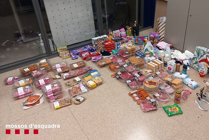 Atrapen a Figueres tres dones per furtar en supermercats amagant menjar i productes de neteja sota la roba