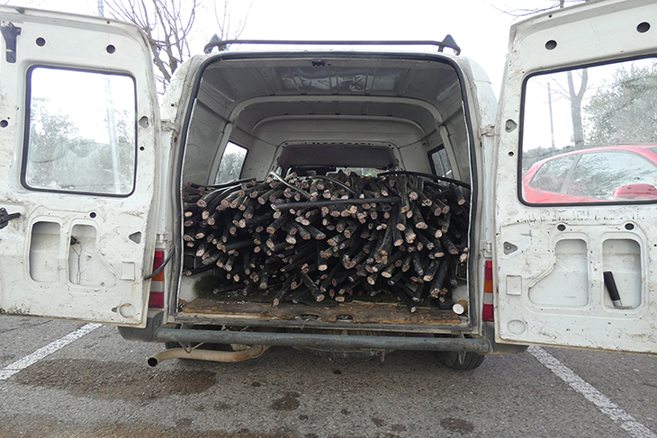Detinguts dos homes per fugir d'un control a Banyoles amb una furgoneta carregada amb 750 metres de cable de coure