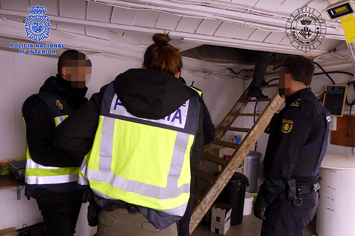 Desmantellen un laboratori subterrani per obtenir collites exprés de marihuana en una masia de Sant Feliu de Guíxols