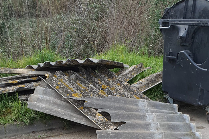 Detecten l'abocament de peces d'uralita en diversos contenidors de Palafrugell