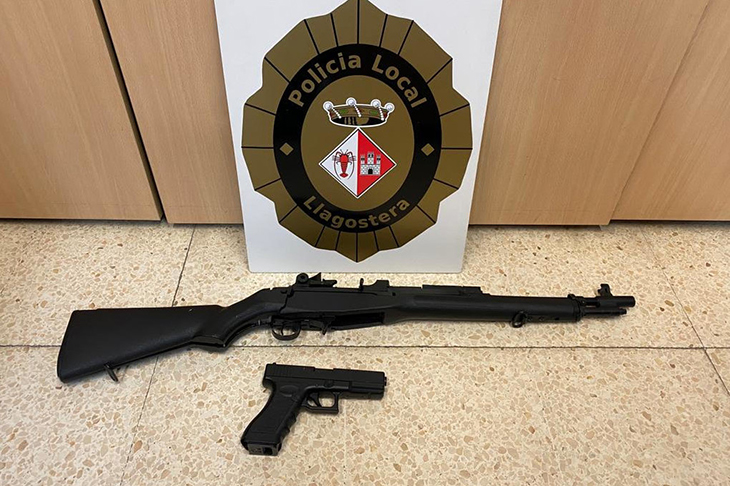 La Policia Local de Llagostera intervé dues armes de foc simulades en una disputa entre veïns