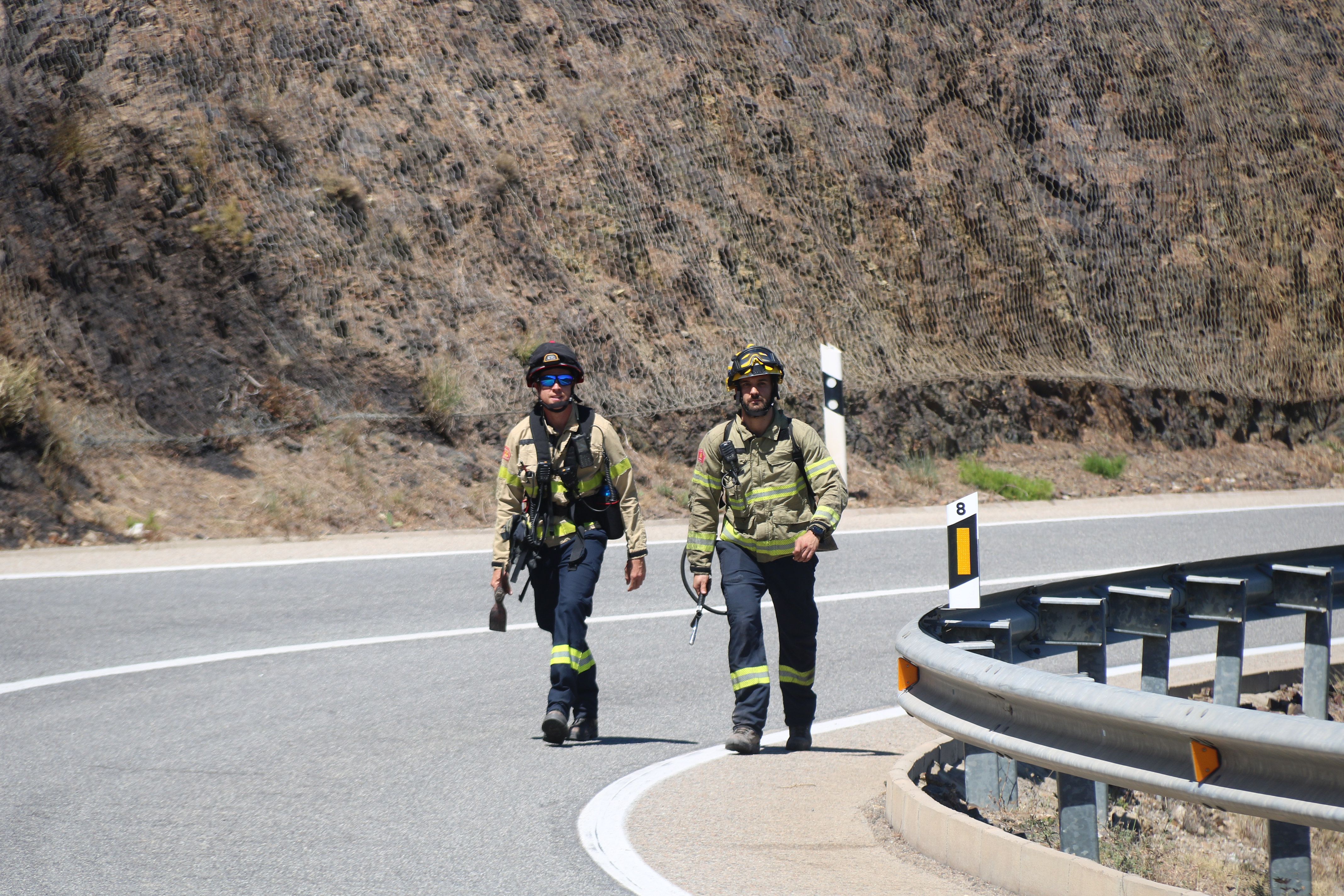 Els Bombers confien donar per controlat l'incendi de Portbou aquest dilluns si el vent no el fa créixer