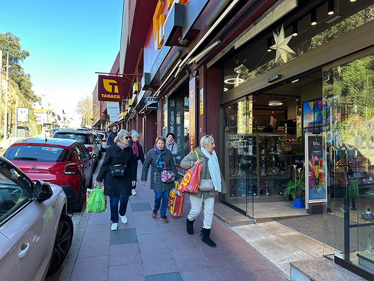 Els comerciants del Portús volen modernitzar el barri per fer-lo més atractiu i combatre les falsificacions