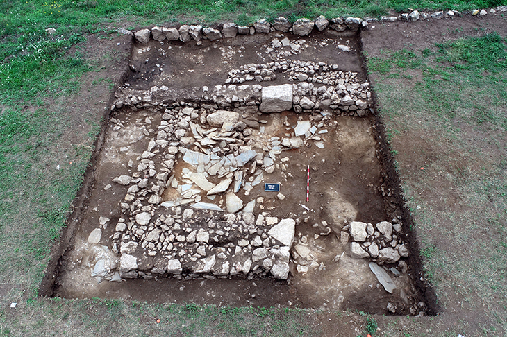 Els arqueòlegs excaven les restes d'una casa d'entre els segles V i VII dC associada al conjunt episcopal d'Empúries
