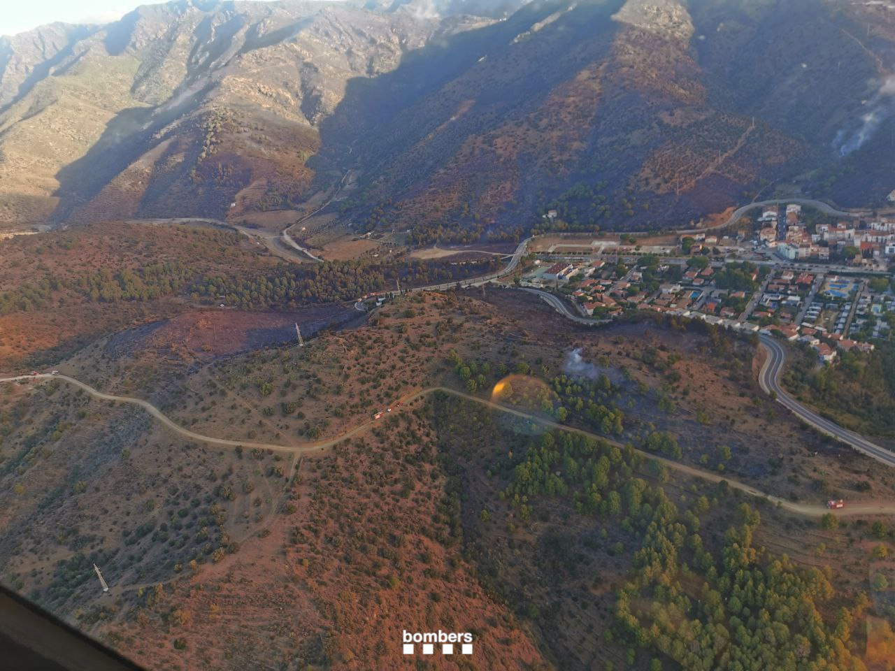 La baixada de la tramuntana permet enlairar els hidroavions a l'incendi de Portbou, que ja ha cremat unes 500 hectàrees