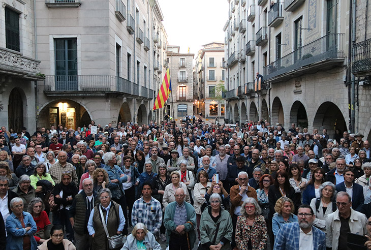 Unes 300 persones donen suport a Girona a l'activista Josep Campmajó: "Tots som terroristes"