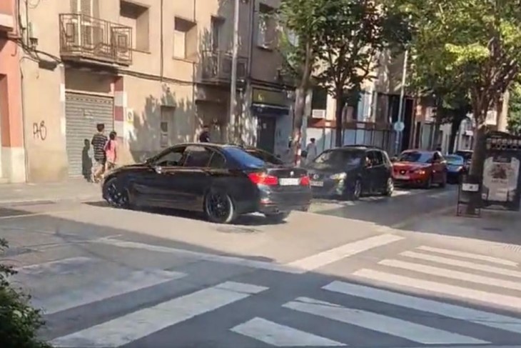 La Guàrdia Urbana identifica el conductor del cotxe que feia virolles en ple centre de Figueres