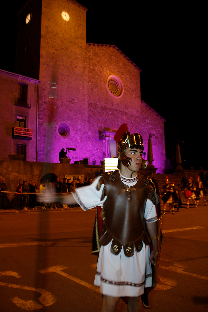 Campdevànol viu la tradicional Processó dels Sants Misteris amb els passos vivents recorrent els carrers