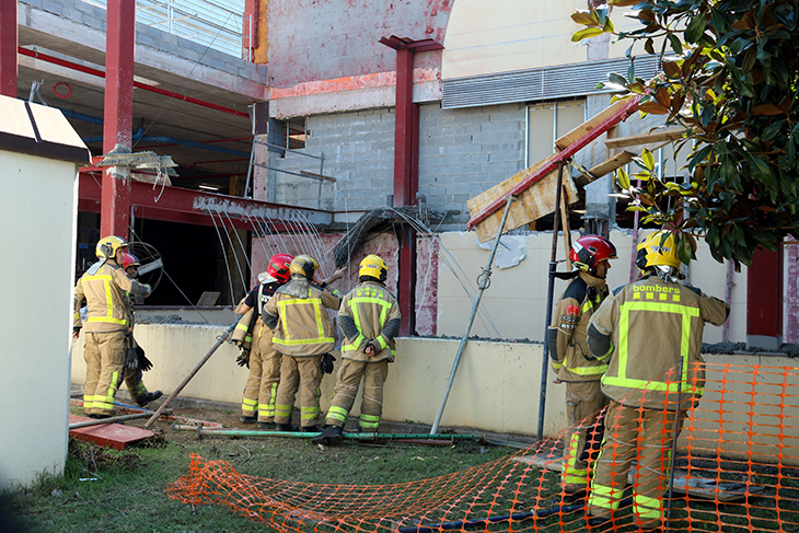 Tres ferits en caure la bastida on treballaven a l'Espai Gironès de Salt