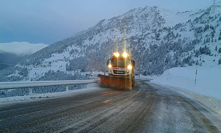 Territori reforça els mitjans per treure neu a les carreteres de la Vall de Camprodon amb un camió de trabuc
