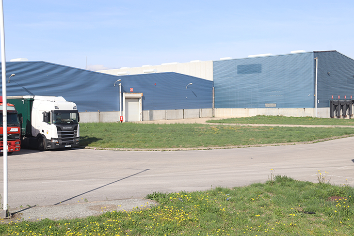 Uns encaputxats entren en una nau de Celrà, apallissen el vigilant de seguretat i fugen amb el seu cotxe