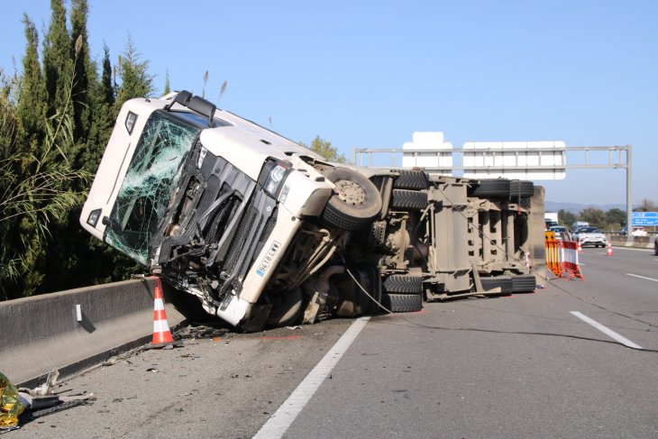 Dos morts en un accident entre dos camions i un turisme a l'AP-7 a Vilablareix