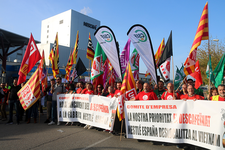 Protesta davant la Nestlé de Girona coincidint amb l'últim dia de negociacions per la deslocalització del descafeïnat
