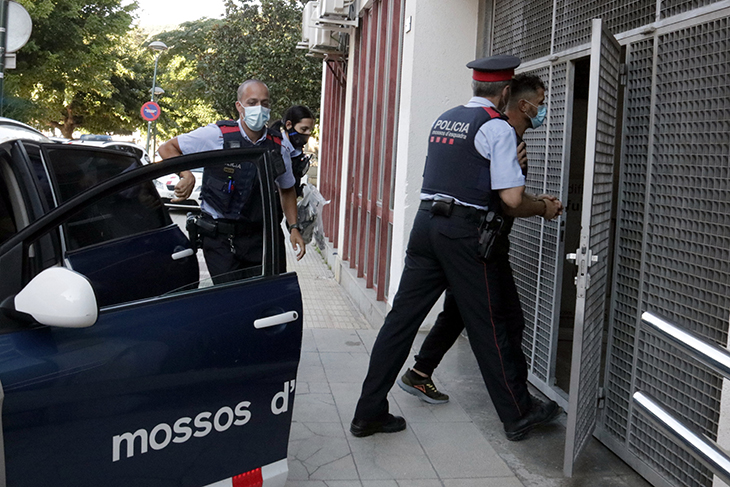 Els tres mossos de Santa Coloma de Farners acusats de traficar amb marihuana comissada afronten més de 12 anys de presó