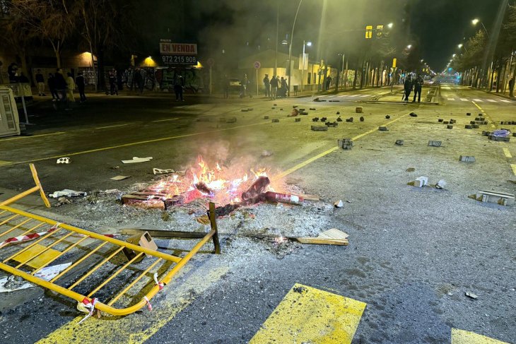 Aldarulls, enfrontaments amb la policia i almenys un detingut durant una concentració contra un desallotjament a Salt