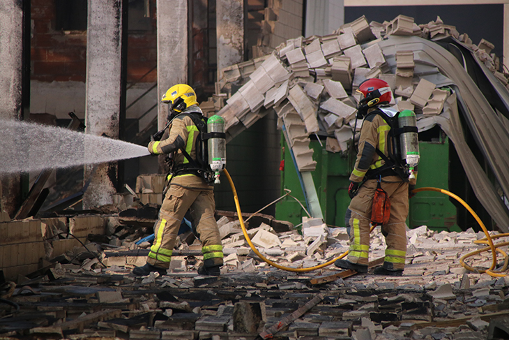 Estabilitzat l'incendi de dues naus industrials d'un fabricant de bicis a Vilablareix