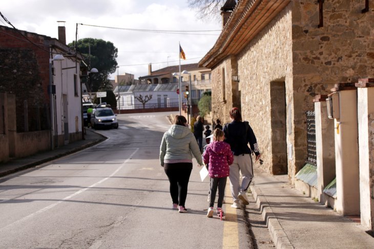 Famílies, mestres i alumnes de Corçà denuncien els riscos que l'escola estigui dividida per la carretera C-66