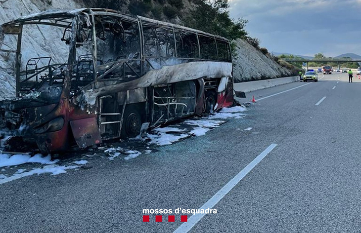 Un autobús incendiat a l'AP-7