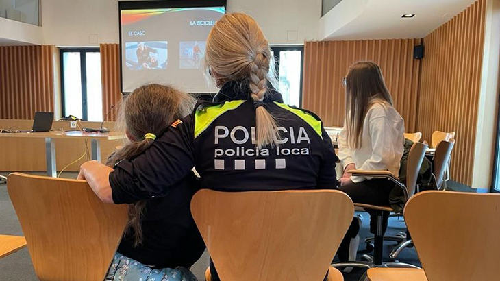 La Policia Local de Blanes imparteix una classe d'educació viària a 25 infants refugiats d'Ucraïna