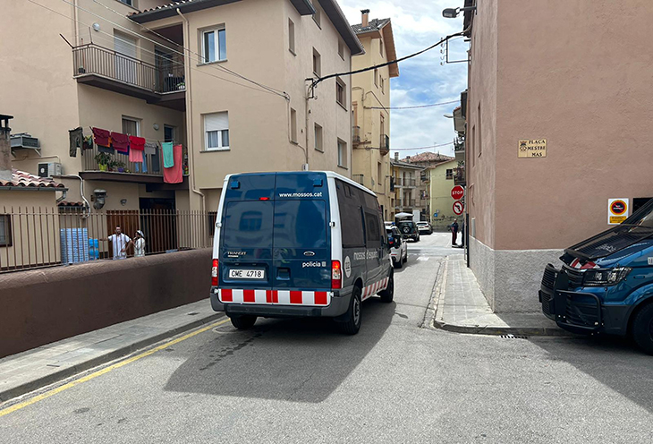 Els Mossos registren el domicili del detingut per assassinar i maltractar la seva parella a Campdevànol