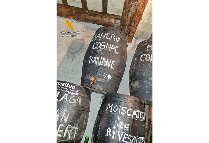 La Guàrdia Civil denuncia dos establiments de Roses per vendre alcohol a granel sense els precintes reglamentaris