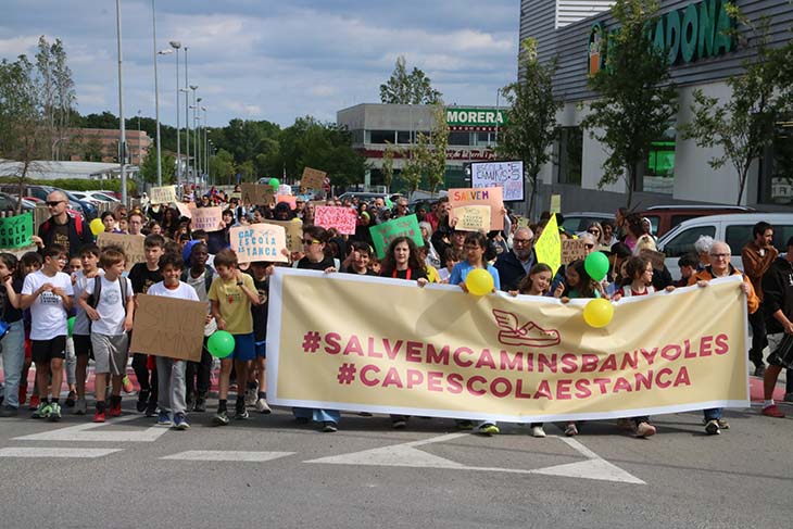 Unes 400 persones es mobilitzen a Banyoles per reclamar que no es tanqui l'escola Camins