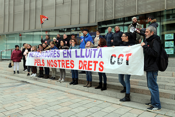 Concentració de les treballadores de la neteja a Girona per reclamar salaris i un conveni digne: "No vivim, sobrevivim!"