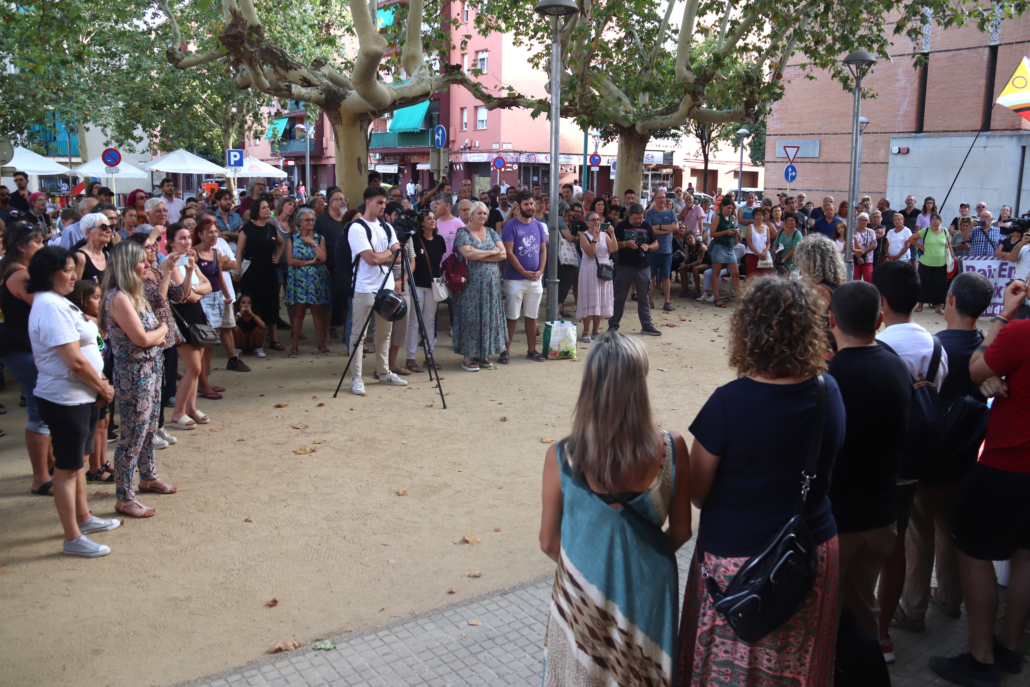 Unes 300 persones condemnen l'agressió homofòbica a Salt