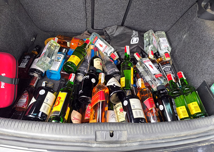 La Policia Local de Platja d'Aro deté dos multireincidents especialitzats a robar alcohol dels supermercats
