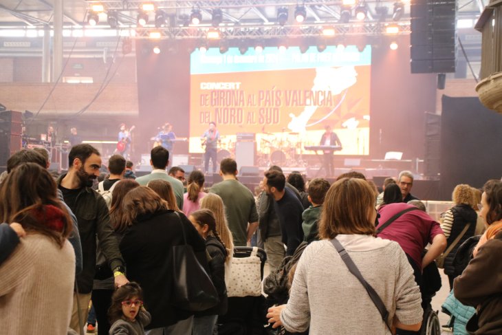 Girona es bolca amb el País Valencià amb els concerts solidaris al Palau de Fires per on han passat 2.000 persones