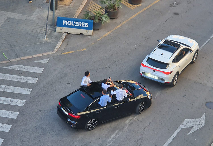 Denuncien els passatgers i conductors de 13 cotxes per treure el cos per la finestra durant la celebració d’un casament