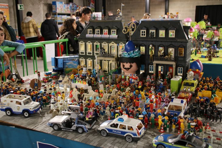 Centenars de persones visiten la setena Fira de Playmobil de Figueres que agafa un caire surrealista en honor a Dalí