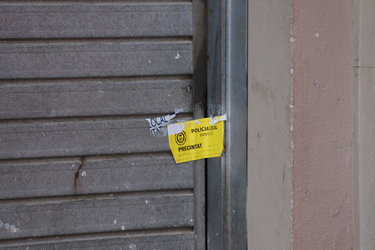 Banyoles precinta i tapia tres aparcaments comunitaris per evitar ocupacions delictives